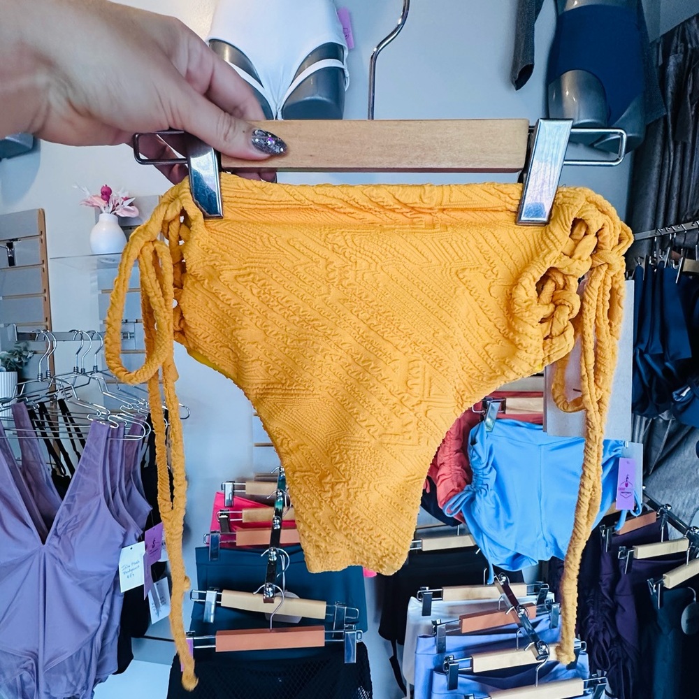 Coral Bottoms in Mango 🥭